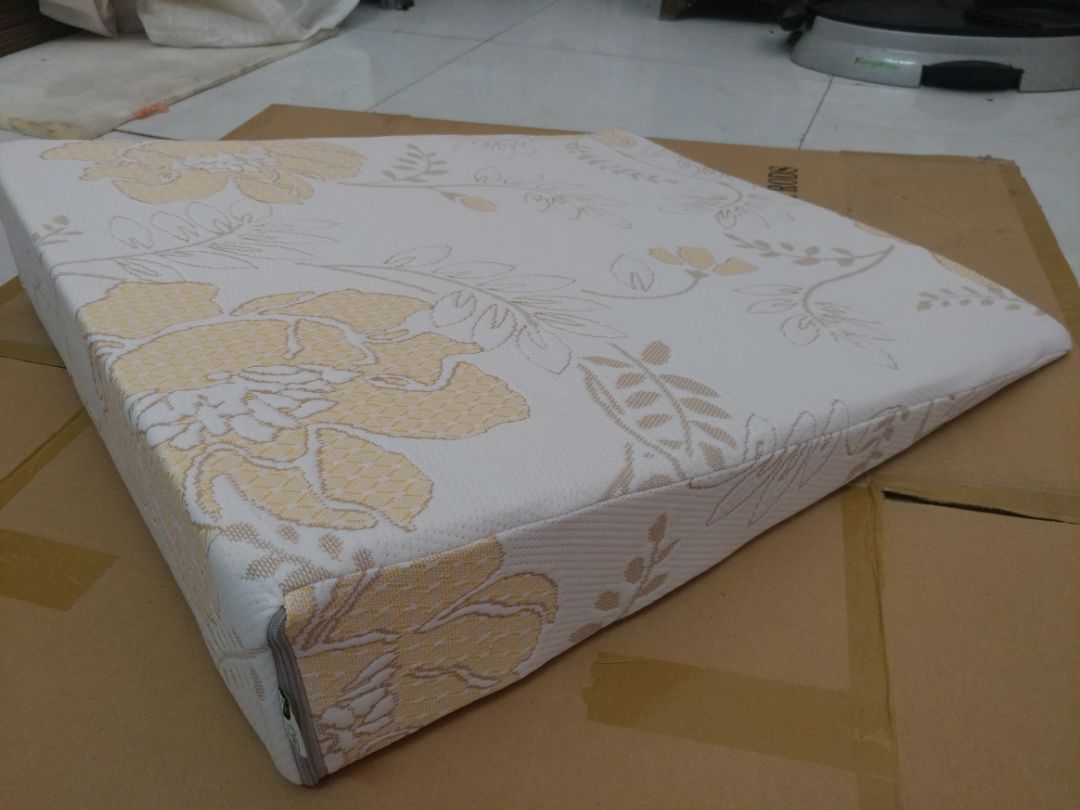 Gối như quảng cáo, đúng kích thước, đẹp như hình luôn. Trải nghiệm 2 đêm đầu tiên là dễ nằm, ngủ dậy không bị đau đầu hay vai gáy như mình tưởng, trào ngược thì bắt đầu thấy có giảm, cảm giác họng đỡ rát hơn rõ rệt. Ai bảo cứ gối cao là đau đầu thì nên nghĩ lại