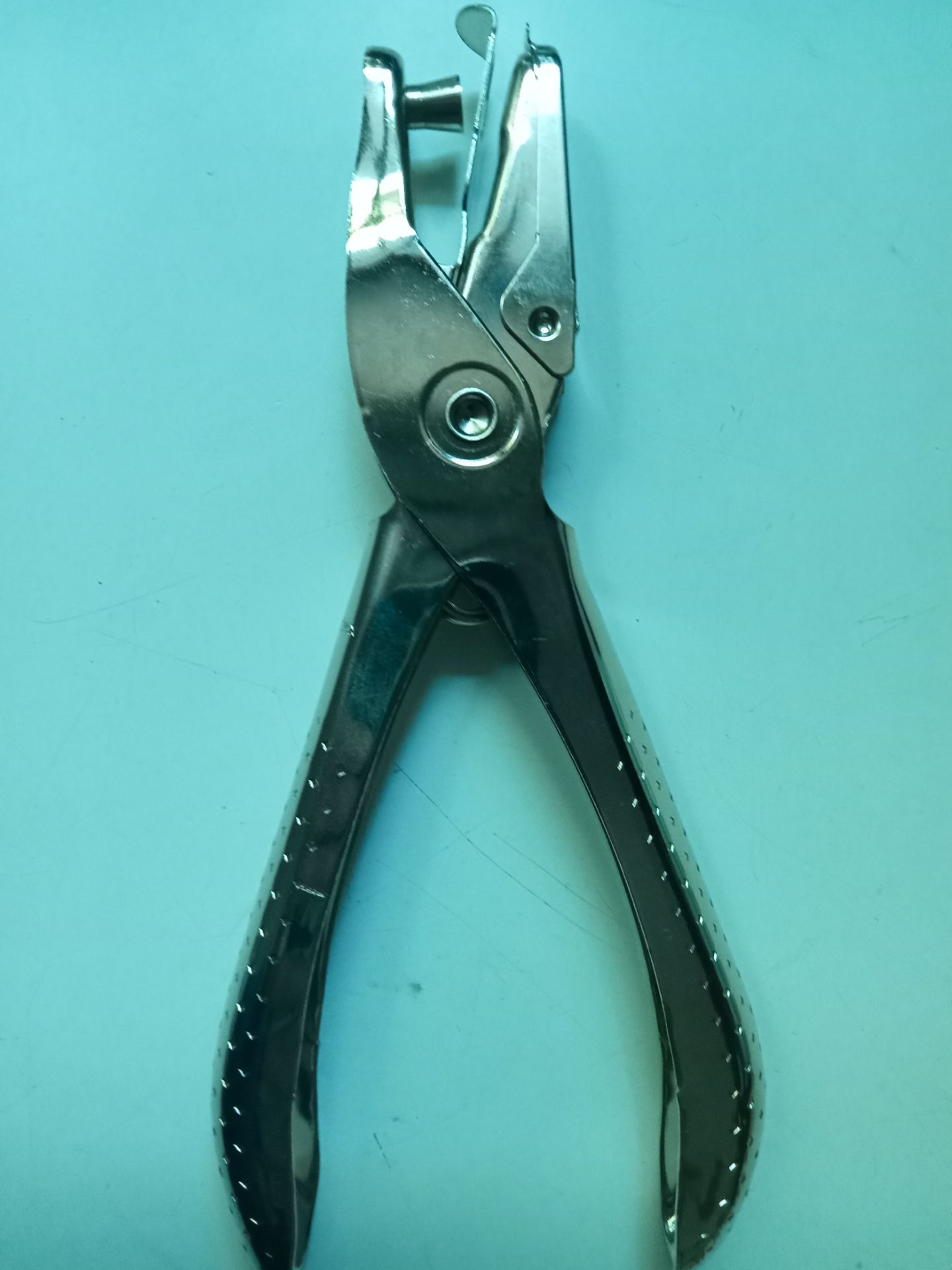 giao hàng nhanh, cầm chắc tay, bấm lỗ rất xịn nên mua