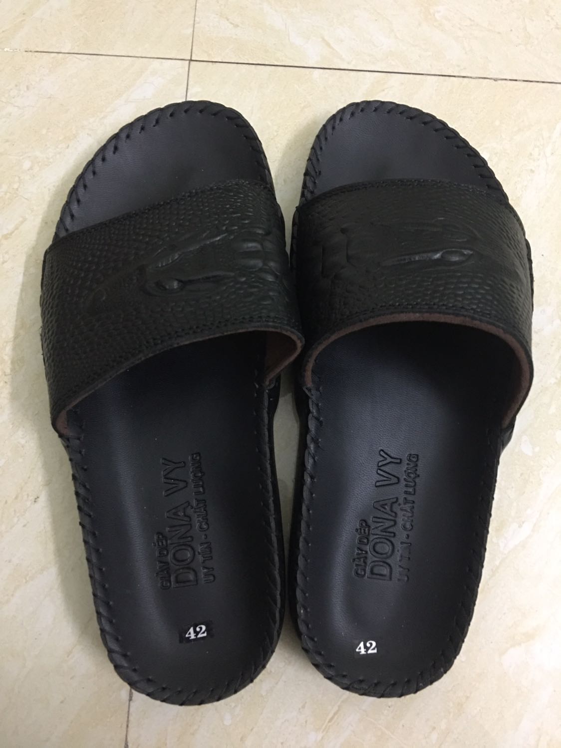 Dép như hjk trên shop. Mép khâu kim chỉ sợ đi lâu đứa chỉ thui