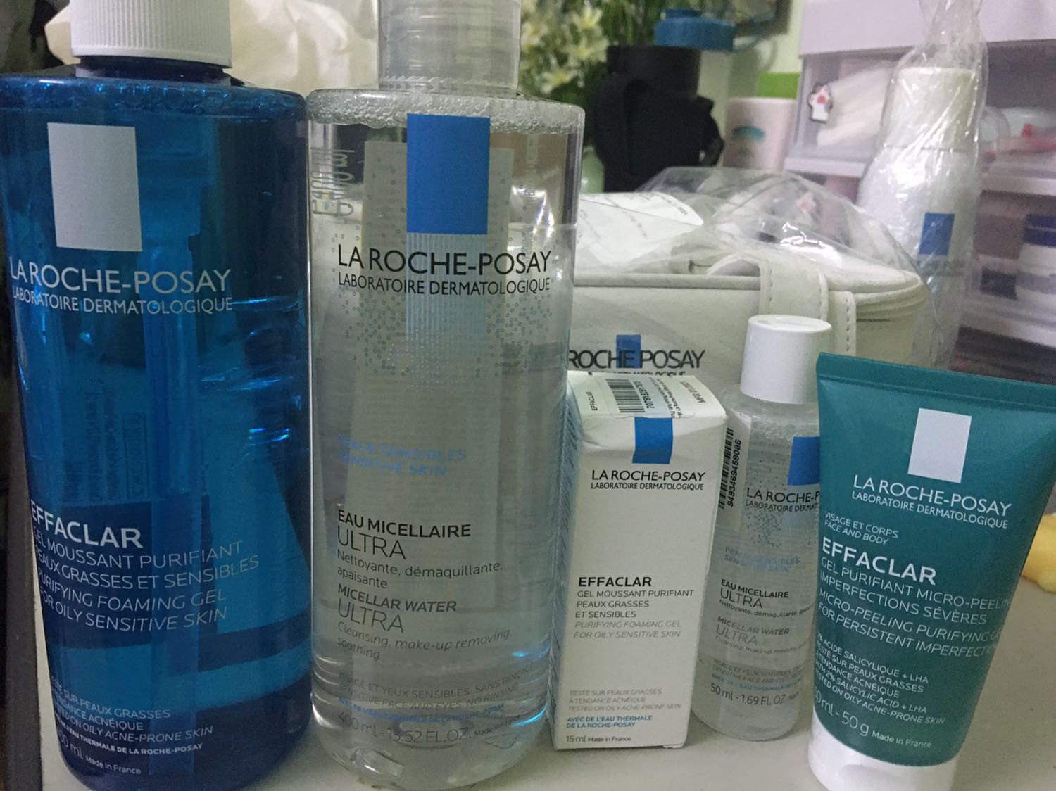 Chai 400ml to lắm nhé dùng không biết bao giờ hết nữa, chai srm khuyến mại mình tưởng lọ 50ml mà lọ 12ml bé đến giật mình :))) chất lượng khỏi nói luôn, hợp với da thiên dầu, srm gel nhẹ dịu, nc tẩy trang thì sạch mát