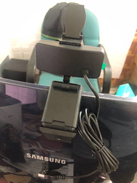 Tôi là người kỹ tính trong chọn sản phẩm mua trên mạng. Tiki đã không làm tôi thất vọng. Tôi mua WEBCAM này về để cho con học. 
- Giao hàng rất nhanh 2h(Tôi ở Hà Nội), anh giao hàng thân thiện
- Sản phẩm chất lượng rất tốt đóng gói cẩn thận, nguyên tem mác.
- Hình ảnh cực kỳ sắc nét, cắm vào là chạy không cần cài đặt, tích hợp mic nói chuyện được luôn.
- Thẩm mỹ cao, rất gọn gàng treo trên màn hình hoặc để bàn đều được
- Đặc biệt góc quay rất rộng độ phân nét, có thể điều chỉnh 360 độ tùy ý.
Tôi rất ưng ý sản phẩm này. Cảm ơn tiki