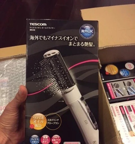 Dòng lược sấy của Tescom tôi mua đợt khuyến mãi vừa rồi. 
Lược nhẹ, cầm không bị mỏi tay, răng lược bằng silicon hay nhựa gì đó, rất mềm, chải nhẹ nhàng và mềm êm, không làm da đầu bị đau.
Chải tóc rất mềm và mượt mà, có thể vừa sấy tóc vừa lằm cúp tóc thích hợp cho tóc ngắn rất tiện dụng. Dòng lược sấy của Tescom tôi mua đợt khuyến mãi vừa rồi. 
Lược nhẹ, cầm không bị mỏi tay, răng lược bằng silicon hay nhựa gì đó, rất mềm, chải nhẹ nhàng và mềm êm, không làm da đầu bị đau.
Chải tóc rất mềm và mượt mà, có thể vừa sấy tóc vừa lằm cúp tóc thích hợp cho tóc ngắn rất tiện dụng.