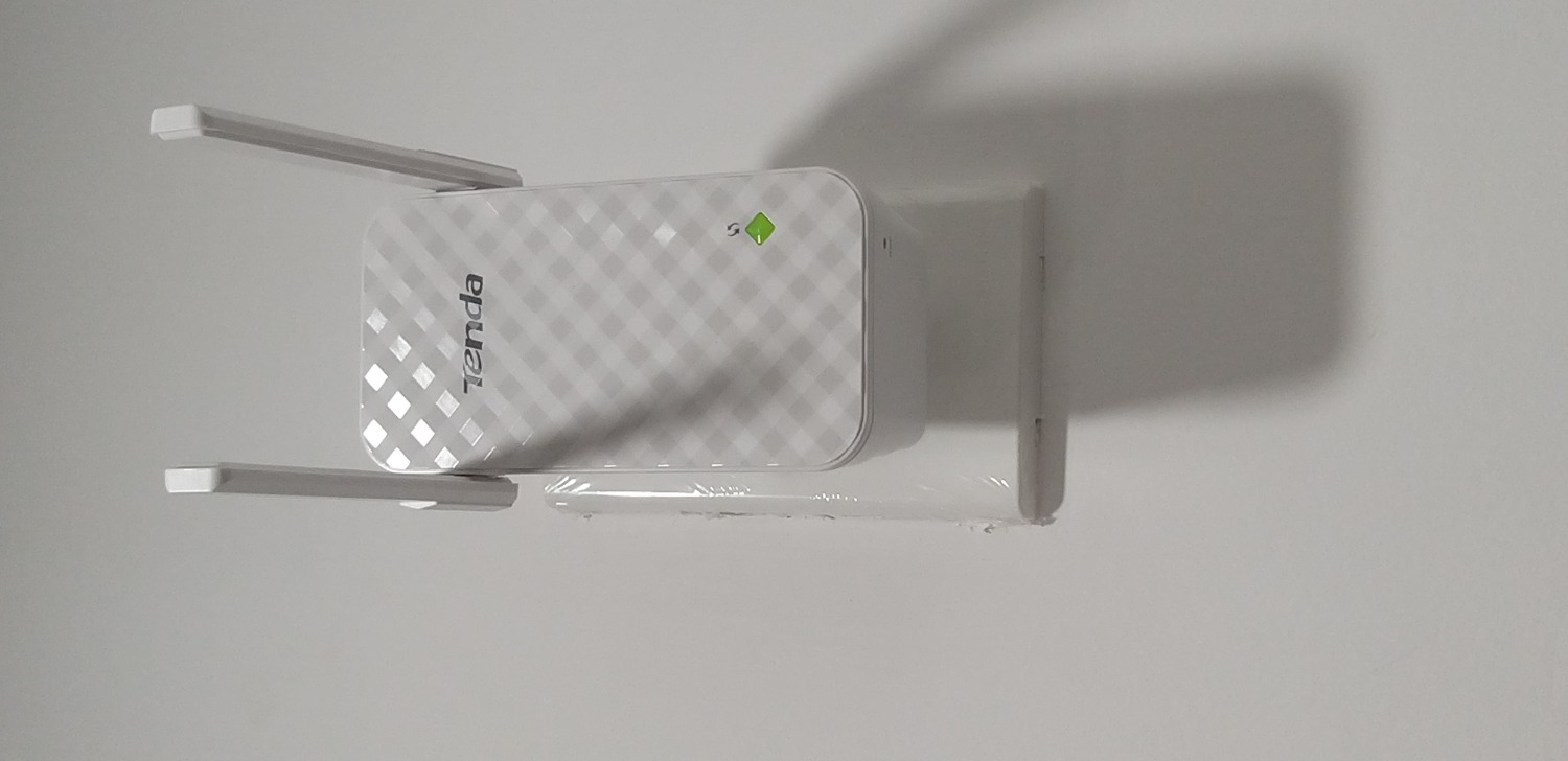 Nhà mình đang xài Viettel, tầng 1 thì 40Mb, tầng 2 còn 15Mb, lên đến tầng 3 là wifi tèo hết, ko bắt dc cột sóng nào cả. Sau khi gắn em này thì tầng 2 cải thiện dc xíu lên dc 23Mb, tầng 3 đã có sóng, trung bình là 16Mb. Như vậy là hoàn toàn hài lòng rồi. ban đầu thấy nhiều ng chê cũng phân vân k biết nên mua hay không. 
Cài đặt cũng rất dễ, có 2 cách trong file hướng dẫn đầy đủ cả. Nhà mình đang xài Viettel, tầng 1 thì 40Mb, tầng 2 còn 15Mb, lên đến tầng 3 là wifi tèo hết, ko bắt dc cột sóng nào cả. Sau khi gắn em này thì tầng 2 cải thiện dc xíu lên dc 23Mb, tầng 3 đã có sóng, trung bình là 16Mb. Như vậy là hoàn toàn hài lòng rồi. ban đầu thấy nhiều ng chê cũng phân vân k biết nên mua hay không. 
Cài đặt cũng rất dễ, có 2 cách trong file hướng dẫn đầy đủ cả.