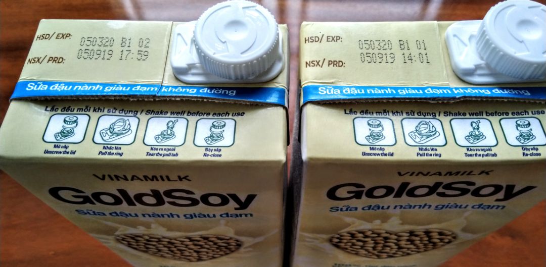hộp bên trái có số 17:59 là mình mua thùng 12 hộp trên tiki, hộp bên phải 14:01 là mình mua trong coop mart, theo nhìn thì 2 hộp cùng ngày sản xuất, nhưng uống theo cảm nhận của mình và gia đình thì hộp mua trên tiki vị nhạt hơn, ko thơm bằng, không đậm đà bằng, uống nhạt nhẽo hơn trong siêu thị.  mình uống phân nửa thùng thấy vị kỳ kỳ nên vô siêu thị mua đối chiếu. theo nhìn bên ngoài thì bao bì ở hộp tiki có vẻ nhạt hơn so với siêu thị khoảng 8-9/10, nhìn kỹ kỹ sẽ thấy. có lẽ mình sẽ mua trong coopmart tuy mắc hơn 2 3k/ hộp nhưng ngon hơn! Mình không nói đây là hàng giả nhưng cảm giác bên ngoài với vị bên trong lạ hơn so với mình mua trong siêu thị (mình uống gần 6 hộp rồi mới dám view). có bạn nào mua uống rồi so sánh và review cho mọi người biết, hay chỉ do cảm nhận riêng của mình thôi. cảm ơn!