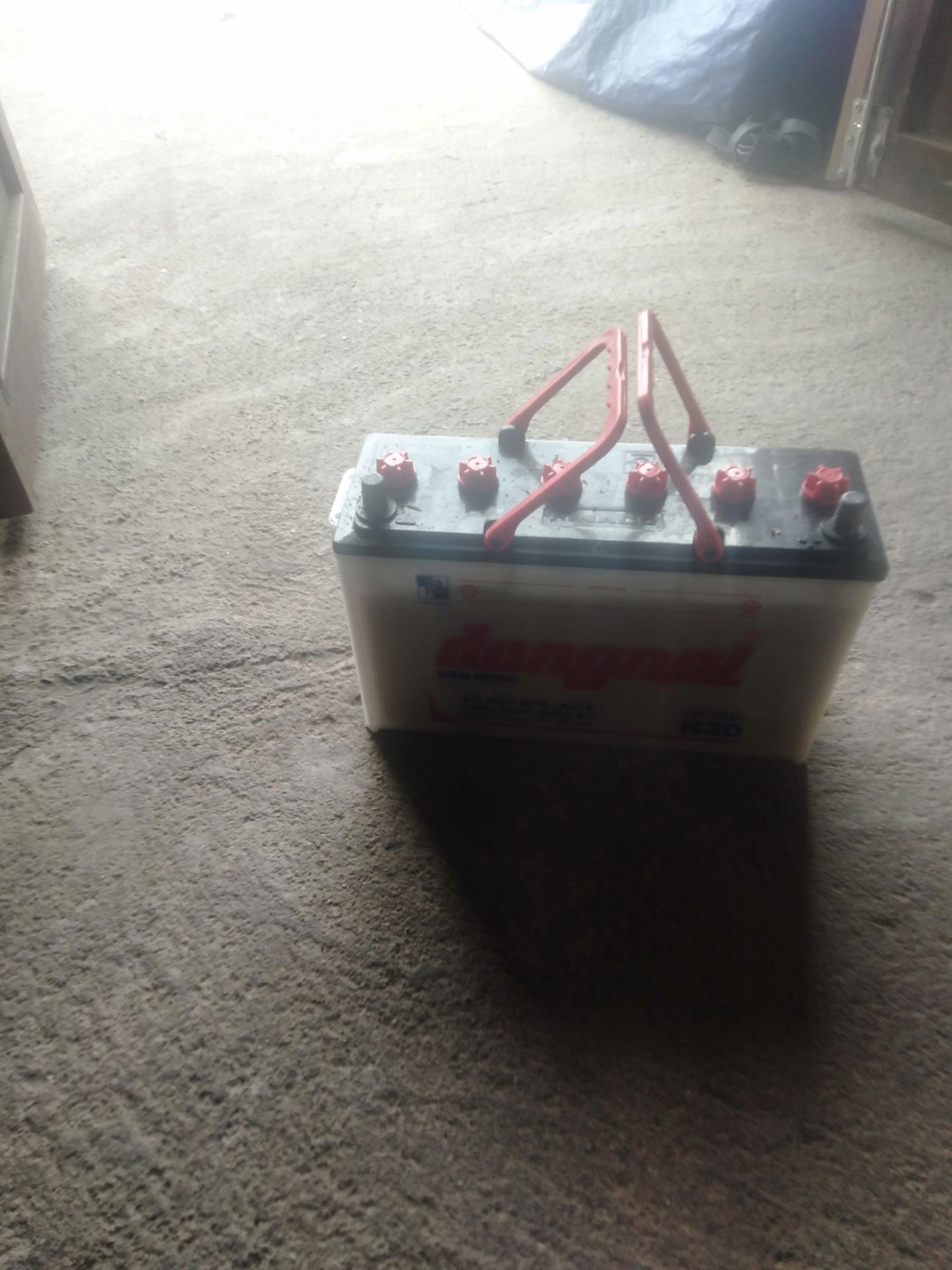 không thấy kèm theo nước đổ vào acquy