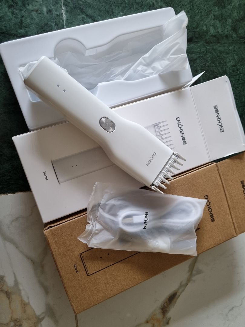 Đã nhận và *** hàng! 
Hàng giao nhanh hơn dự kiến 2 ngày. 
Tông đơ vận hành chuẩn.
Sản phẩm thiết kế, hoàn thiện cao cấp hơn mức giá bán ra.
Độ bền thì cần thời gian mới trả lời được.
Cổng sạc usb-c quả là hợp thời và tiện dụng.
Hàng đóng gói rất kỹ, nguyên sealed 2 hộp.
Hài lòng!