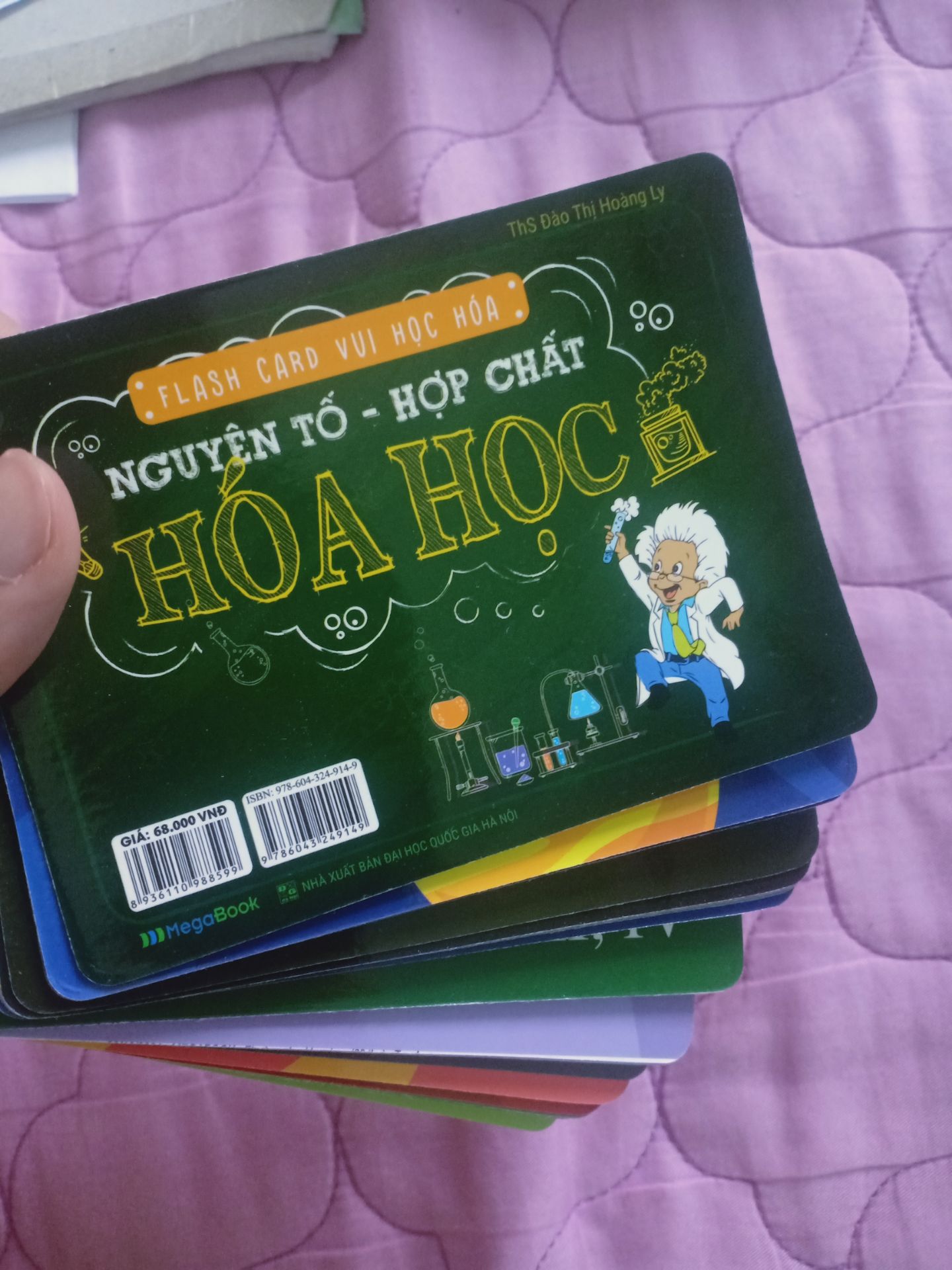 Sản phẩm hơi bị cong nhưng nội dung tóm tắt và bên lề khá thú vị, phù hợp để ôn lại một số kiến thức nhỏ sau 1 ngày học tập
