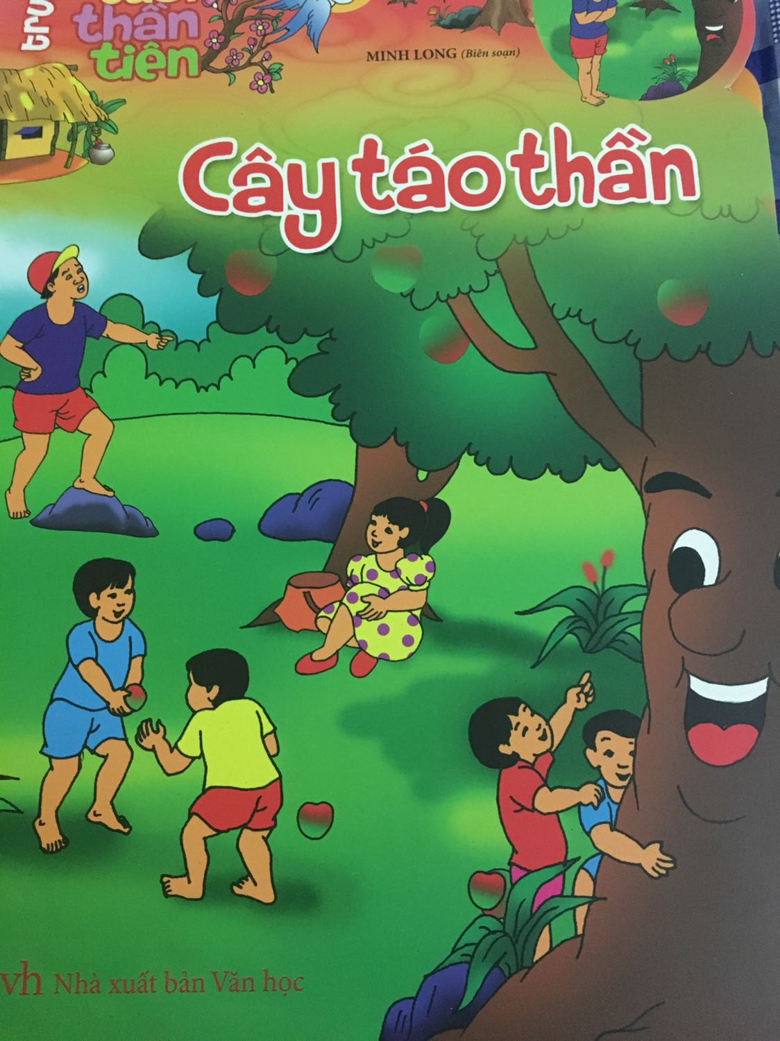 1 Quyển “Món quà của cô giáo” ngoài bìa hơi nhăn. Bên trong ok. 2 quyển “Cây táo thần” và “Cáo thỏ và gà trống giấy không ép lớp nhựa bóng sạch như các quyển còn lại.các quyển Còn lại thì sạch sẽ, bìa bóng đẹp, màu sắc ok. Vì bé nhà mình hơi khó tính nên có chút xíu là ko vui. 3 sao thôi nhé.