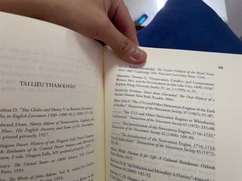 Không thể tin được, 1 cuốn sách 600 trang mà có tới 150 trang liệt kê tài liệu tham khảo, vô dụng không có 1 tí giá trị kiến thức gì. Tốn giấy tốn chỗ thừa cân nặng vô ích hoàn toàn.