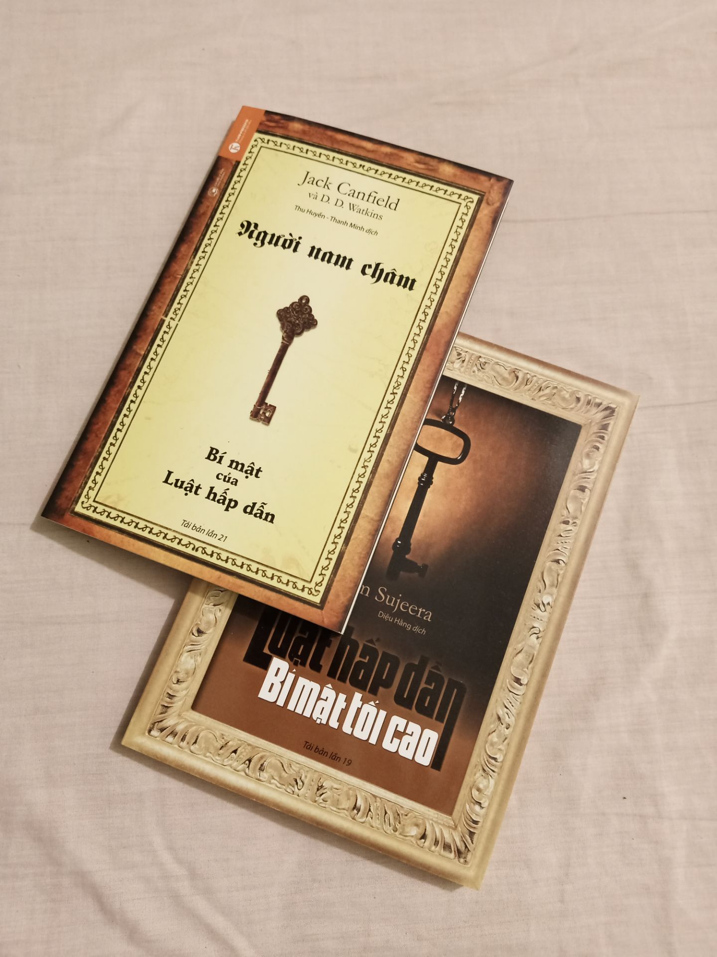 Sách mới đẹp, tiki giao hàng nhanh. Rất hài lòng.
Nội dung thì mình chưa đọc nên chưa thể cho đánh giá =)).
Mua combo 3q mà k có bookmark hơi buồn xíu ^^