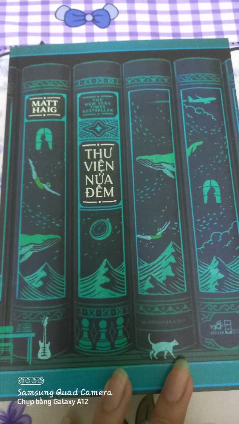 Thư viện nửa đêm cuốn sách này đã làm mình khóc vì mình cảm thấy tội cho cô gái ấy trong truyện, tội vì cô đã mắc kẹt trong cái vòng luẩn quẩn, và cảm thấy may mắn cho cô vì cuối cùng sau bao khó khăn vất vả cô đã tìm lại được bản ngã cá nhân và tránh đi nhưng lối mòn của cuộc sống này. Bạn chỉ sống trong cuộc sống của chính bạn và bạn k cần hiểu mọi thứ xquanh quá nhiều.Cô giúp mình hiểu hơn về cuộc đời của mỗi lối ngã mỗi bước đi về một cuộc sống mình mong muốn. Một cuốn sách chữa lành và giúp những người đang chật vật với tinh thần của chính mình có thể vươn lên mà sống tiếp.