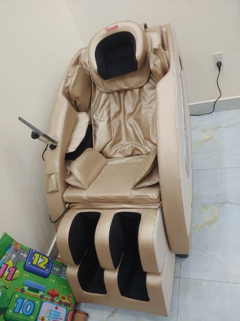 Có 5 bài massage cơ bản, con lăn 4D di chuyển linh hoạt, máy hoạt động ổn, lực massage hơi mạnh nên bác nào thích nhẹ nhàng có thể cân nhắc trước, nhân viên nhiệt tình, hỗ trợ tốt. Độ bền thì phải dùng 1time nữa mấy đánh giá được