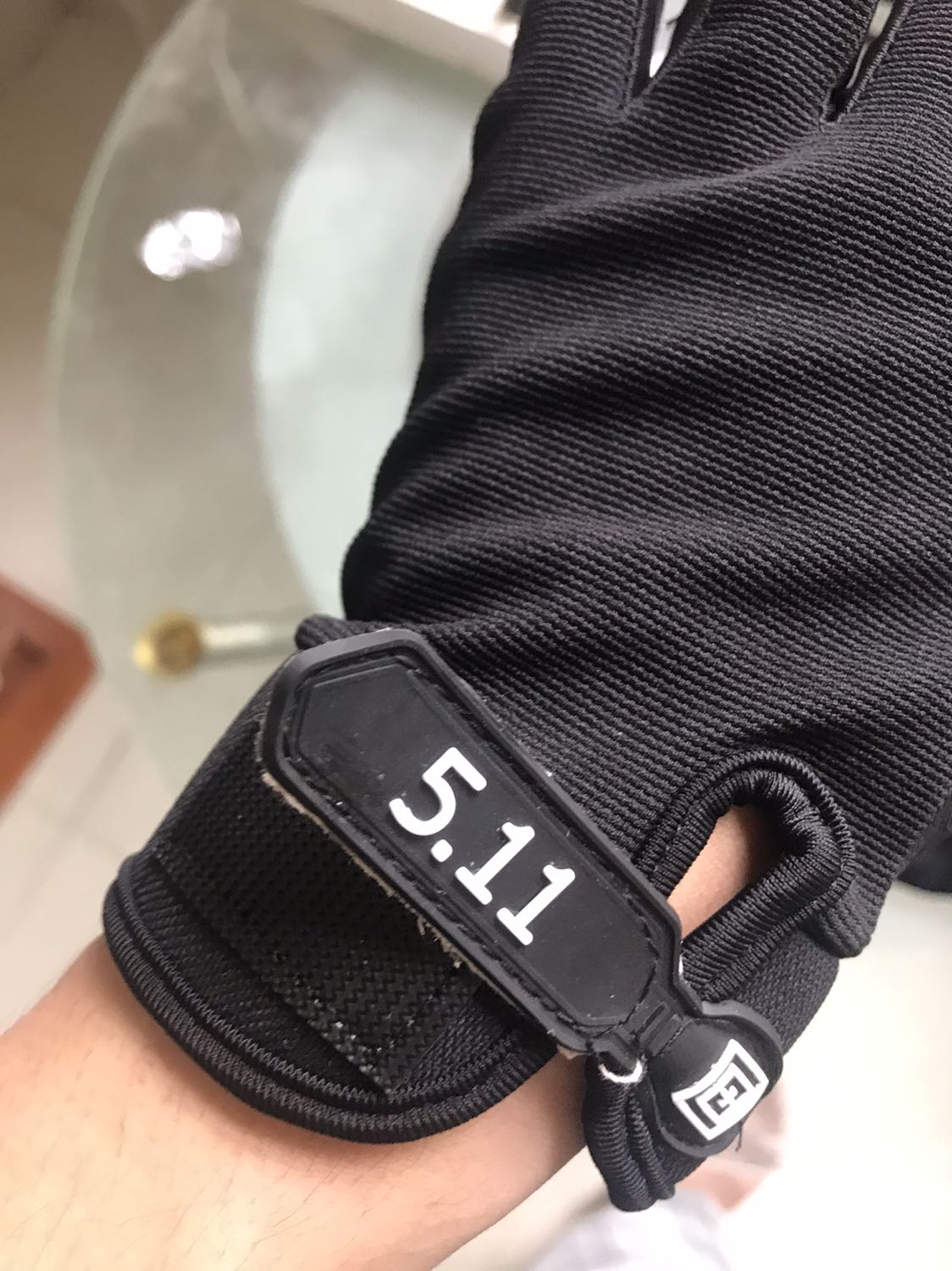 Găng mang vừa tay, hơi ôm, cảm giác thuận tiện để lái xe. Phần ngón của găng không được may tốt, lộ chỉ thừa nhiều và cảm giác dễ bung rách. 

Phần lòng của găng có thiết kế tăng độ bám dính để cầm lái an toàn hơn. Phần ngón giữa và áp út có mảnh vải nhỏ đính vào để kéo găng khi tháo. 

Đánh giá chung: Tạm ổn, tuy nhiên độ bền tôi nghĩ là không tốt. Nếu bạn chịu khó may thêm phần đầu ngón thì sẽ dùng lâu dài hơn.