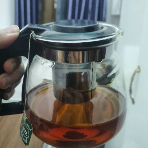 Bình nước thì khá ổn có ống lọc bằng inox phía trong bỏ trà rồi sau rửa rất tiện, nhưng chén thì dc lót một miếng nhựa kèm tay cầm. Cái miếng lót đó k thực sự khớp với chén nên nếu rung tay hoặc thao tác hơi nhanh chén có rẻ rời khỏi tay cầm.