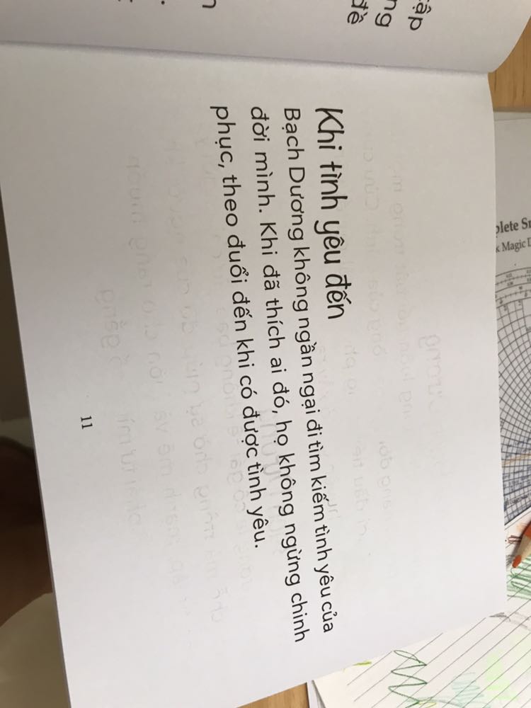 Giao nhanh, đúng hàng nhưng đóng gói sơ xài. Mở ra cuốn sách cong vèo ? Chất liệu in kh tốt lắm bị dính sang trang hết !!!
