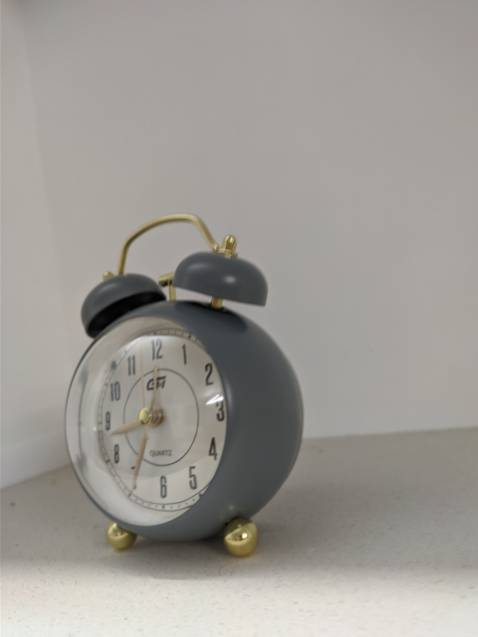 đồng hồ nhỏ xinh lắm ạ. nhỏ mà kêu rõ to, có đèn nữa chứ.