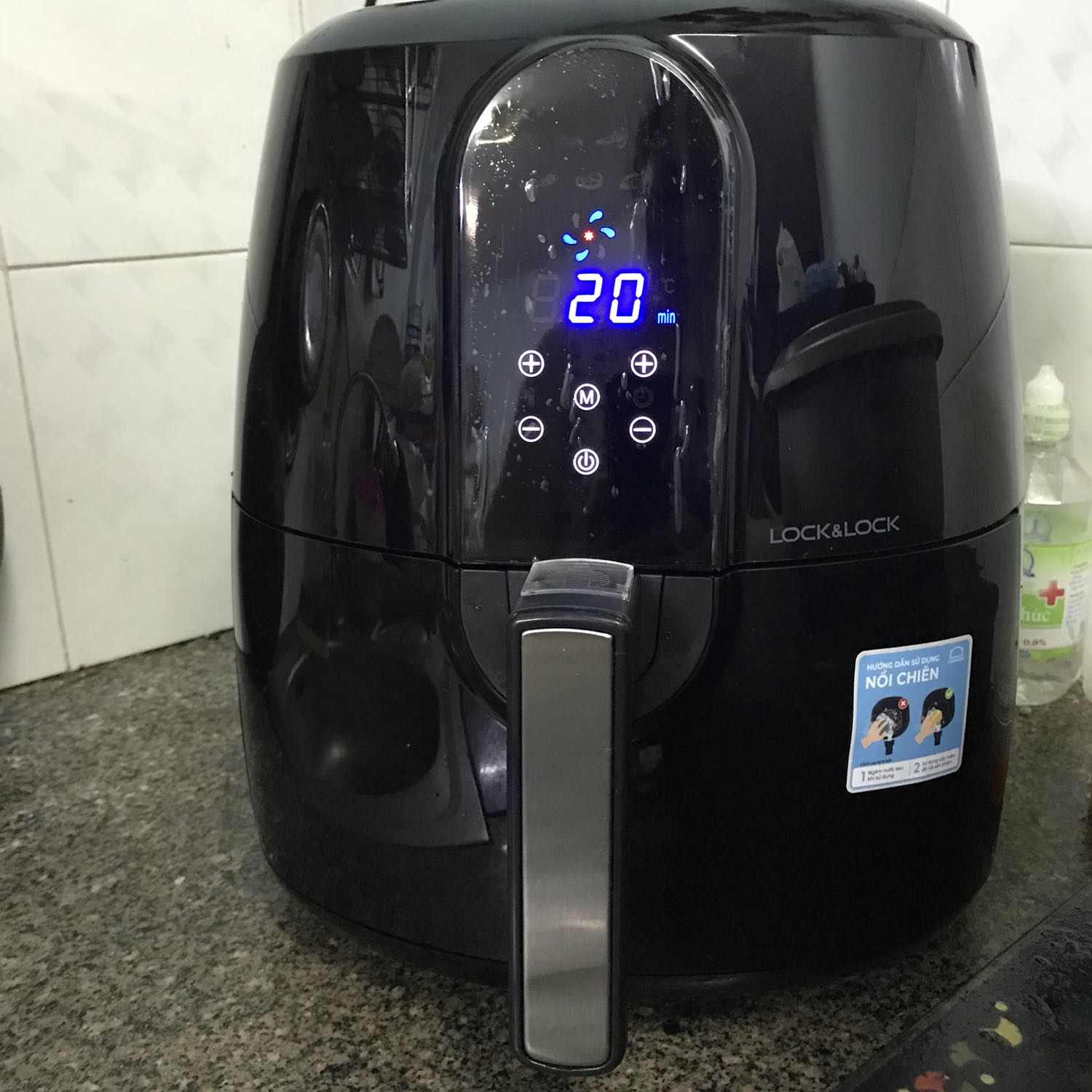 Mình xài nồi thấy khá tốt, ko có mùi nhựa. Nồi mới trước khi xài mình vệ sinh bằng cách lau bằng nước chanh rồi rau khô lại. Nồi bên trong có lớp chống dính hơi bị nổ hạt như hình, nếu xài lâu sẽ bị tróc ra. Nướng thịt và khoai tây, chiên chả giò ổn. Chiên cá thì phải phết 1 lớp dầu ăn và khứa nhẹ vài đường trên da thì cá mới dòn. Nói chung là khá hài lòng với sp này. Nồi hơi to, nấu êm.