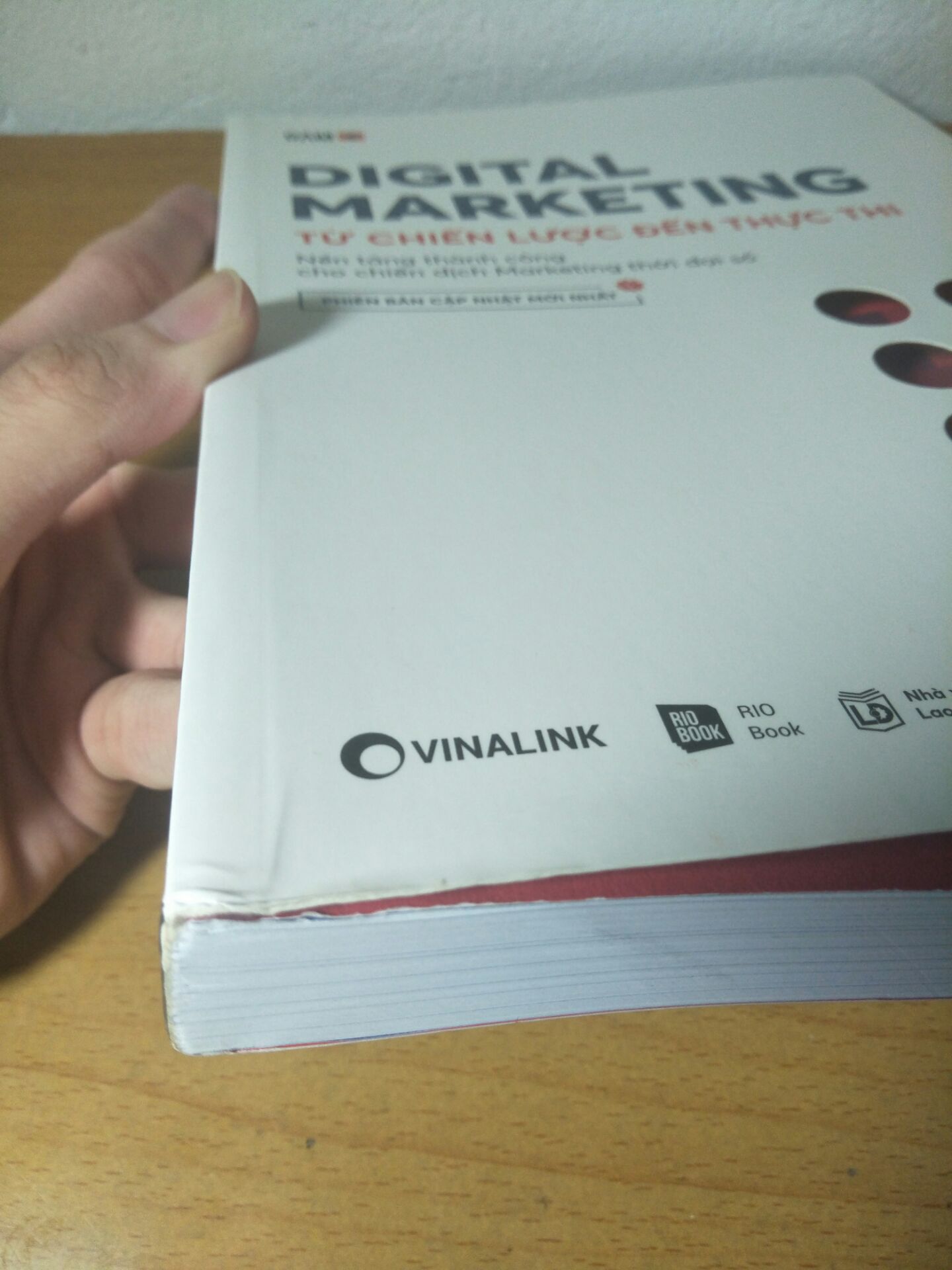 Khá thất vọng về đợt giao hàng lần này của Tiki, do tình hình dịch bệnh diễn biến phức tạp nên hoàn toàn thông cảm việc giao hàng trễ. Sách được đóng gói cẩn thận nhưng khi khui ra thì thấy sách bị gấp nếp, bong chóc nhiều, bìa sách hơi ố. Bên trong sách thì mới.