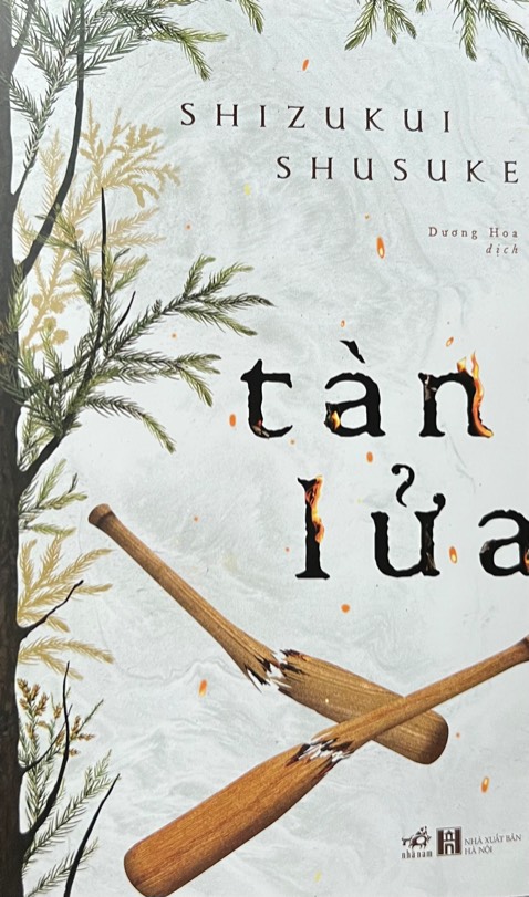 Mình vừa đọc xong cuốn sách này vào lúc 1:46am, kiểu càng về cuối càng sợ luôn ấy. Trước đến nay mình hay đọc sách của bác Keigo, giết người sát nhân cũng nhiều nhưng lần đầu tiên mình thấy được suy nghĩ của một con người có thể lệch lạc và đáng sợ đến mức như thế nào. Thực sự mình mới chỉ 18t và cũng không chuyên sâu vào tâm lí học nên mình bị đưa từ cú shock này đến cú shock khác ấy, dù tác giả miêu tả không quá chi tiết nhưng cũng đủ làm mình phải rợn tóc gáy, chỉ muốn đọc đoạn này nhanh nhanh lên cho qua(b nào hay bị ám ảnh hay ác mộng thì mình khuyên không nên đọc nhé). Tuy nhiên, nói đi cũng phải nói lại, nhờ có những cái độc đáo mà mình lần đầu tiên được thấy, mình khá là thích cũng như đánh giá cao cuốn này. Must try với những bạn nèo mê trinh thám như mình nhaaa.5⭐️⭐️⭐️⭐️