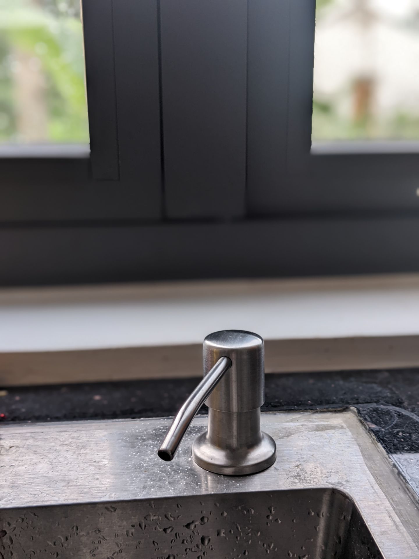 Vì có nhiều khuyến mãi nên giá trên tay là 25k. Với mức đó thì Ok, ổn áp. Phần vòi hoàn thiện tạm ổn. Nắp đi kèm chỉ đậy được chai nhỏ, như bịch kia của mình phải tự đục lỗ. Nhưng mà đục cũng dễ. Lần đầu bơm lên khá là lâu do ống dài :))