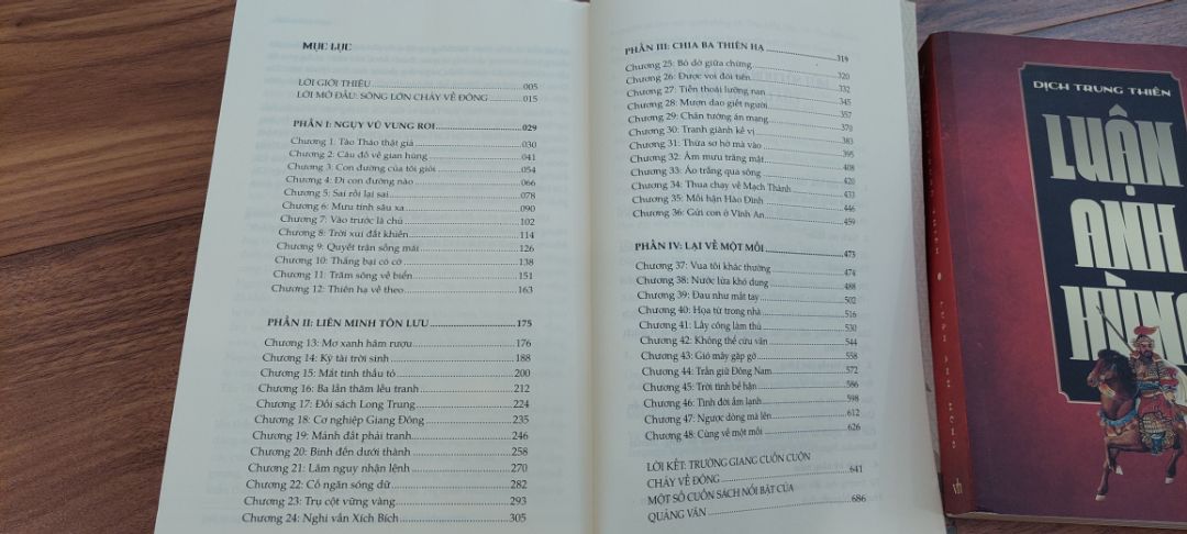 Trong tứ đại danh tác cổ Trung Quốc, mặc dù Hồng Lâu Mộng có địa vị văn học cao nhất xong sở thích của dân chúng thì vẫn ở Tam Quốc, Thủy Hử. Trong dân  gian Tam Quốc là đề tài mà mọi người hăng say bàn luận. 
Kịch tính trong Tam Quốc khiến nó trở thành đối tượng được các nhà nghiên cứu văn học nghệ thuật chú ý cả về giá trị nội dung và giá tri nghệ thuật. Thời đại Tam Quốc là thời đại có sự cạnh tranh khốc liệt về chính trị và quân sự rất cao, một thời đại anh hùng lớp lớp xuất hiện, một giai đoạn lịch sử khó bề phân rõ, một câu chuyện hấp dẫn, một đề tài vô cùng thú vị . 
Bên cạnh đó là bút pháp tài tình của Nhà Văn La Quán Trung với khả năng xây dựng tính điển hình rất cao cho nhân vật, đẩy nhân vật đến mức tận cùng nào là “ tuyệt nhân Lưu Bị”, “ tuyệt gian Tào Tháo” , “ tuyệt nghĩa Quan Vũ “ , nhắc đến tính nóng nảy phải nghĩ tới Trương Phi. Chính vì những cá tính điển hình này mà các nhân vật trong Tam Quốc dễ dàng hòa nhập trong sinh hoạt dân gian, trở thành những giai thoại những đề tài trong cuộc sống đời thường vượt ra khỏi khuôn khổ tiểu thuyết, nào là “ Ta thà phụ người chứ không để người phụ ta “ , “ Năng thần của đời trị, gian hùng của đời loạn “ , “ Tinh cha, huyết mẹ không nên bỏ “ , “ Trời đã sinh Du sao còn sinh Lượng “,  hay những thành ngữ quen thuộc với số đông “ Vòng vo Tam Quốc” , “ Nóng như Trương Phi” , “ Đa nghi như Tào Tháo”.
Phẩm Tam Quốc của Dịch Trung Thiên dù không phải là một tác phẩm nghiên cứu khoa học mà là thể loại “ bình phẩm”  nhưng phương pháp khảo cứu ông sử dụng cũng hết sức cẩn trọng , nội dung chứa đựng sự mới mẻ, kỹ thuật trình bày hiệu quả và cả  những quan điểm gây tranh cãi.