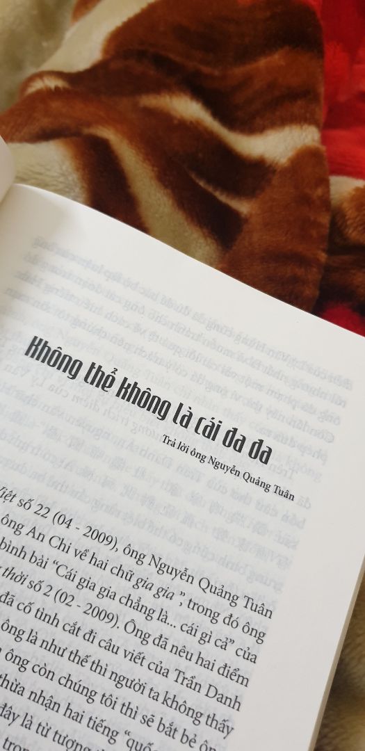 Nhận sách thấy hơi thất vọng. Giấy mỏng tang, in trang trước trang sau nhìn thấy cảm giác rất khó chịu, đã thế còn có nhiều vết bẩn, sách nhận được mà đã bị gập mép giấy. Ko biết có bạn nào bị giống mình không nhưng vì sách hay nên mình mới để 3 sao