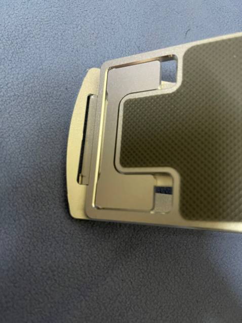 Hàng bị xút bản lề rớt 2 cái giá đỡ ra. giờ hổng biết sao gắn vô và sử dụng. các chốt kg bị gãy mà hình như không được lắp chính xác.