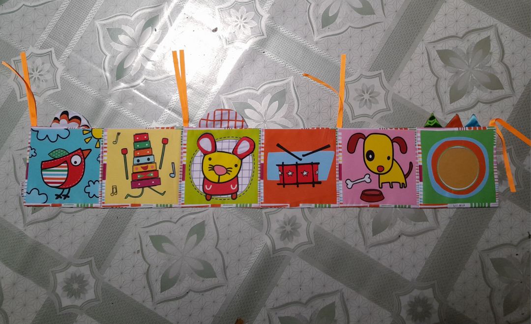 Sách dễ thương có âm thanh vui tai, em bé mê lắm, bà ngoại cũng vui với món sách đồ chơi này. Mà thích nhất là món này hàng Việt Nam, TỰ HÀO PROUDLY - MADE-IN-VIETNAM. Mong sẽ có nhiều món đồ chơi đồ dùng em bé do người Việt Nam sản xuất. Mua hàng nội địa cũng là bảo vệ và giữ gìn môi trường cho các con trong tương lai.