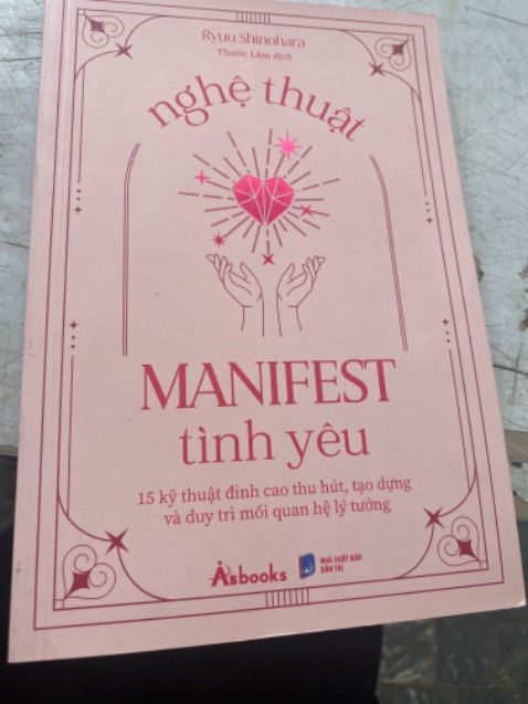 Trang đầu dính toàn vết vân tay bẩn, bìa sách hơi quăn. Cảm giác như cuốn sách đã bị dùng rồi