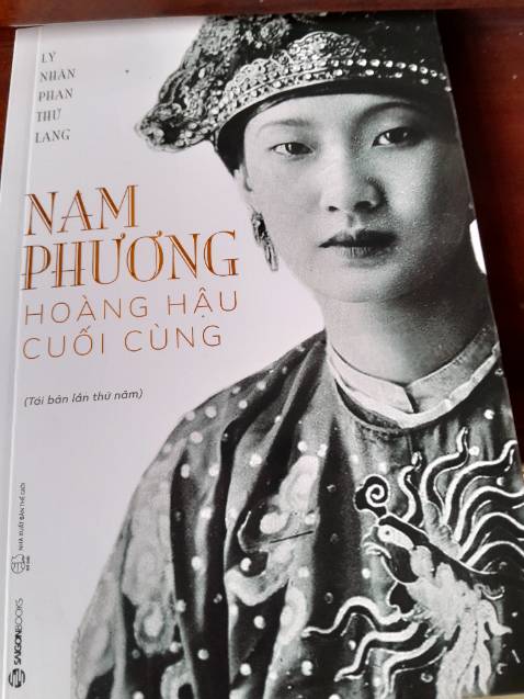 Tôi. Mua cuốn  Nam Phương Hoàng hậu  vị mẫu quốc tân thời  qua tư liệu báo chí  nhưng  nhận được sách  Nam Phương Hoàng Hậu  của Ngọc  Thứ  Lang.