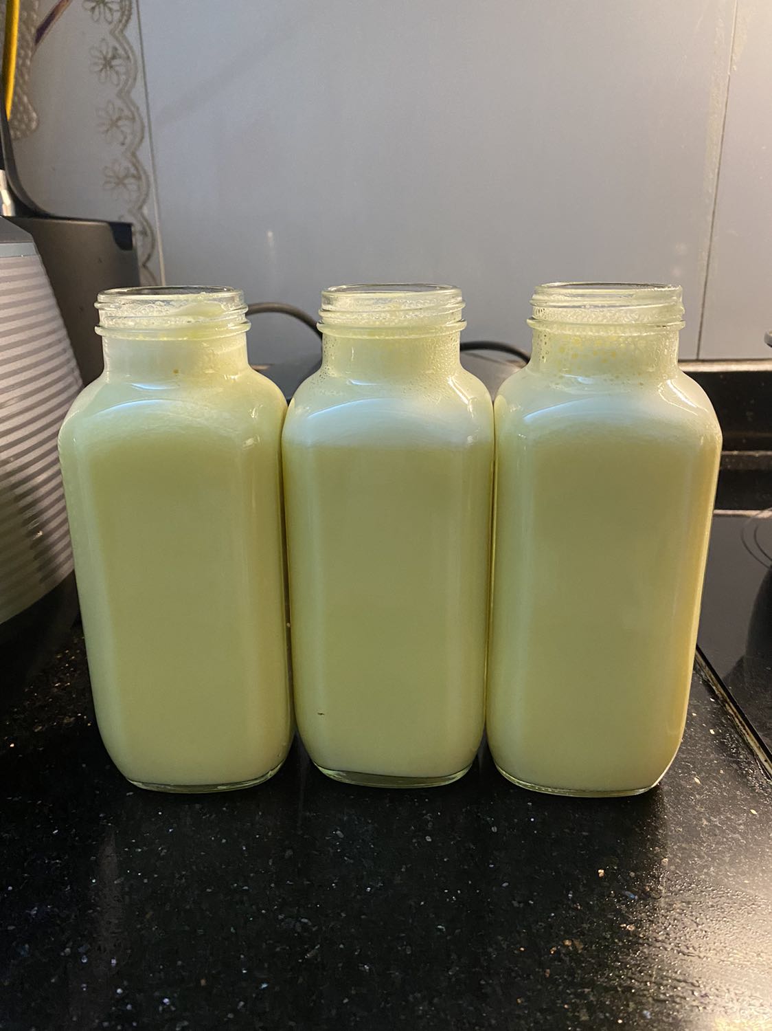 Vừa đặt tối hôm trước thì sáng hôm sau tiki đã giao luôn rồi!
Chia sẻ đôi chút cảm nhận về cái máy này cho ai có nhu cầu tìm hiểu:
1. Cối xay lớn (1,8l), khác các loại máy khác cối bằng thuỷ tinh, cối này bằng inox, nhìn mỹ quan có vẻ không đẹp và thích bằng thuỷ tinh, tuy nhiên có 1 ưu điểm là cối rất nhẹ, nhẹ hơn rất nhiều so với thuỷ tinh, nên chị em có thể hoàn toàn cầm được bằng 1 tay (gồm cả sữa bên trong).
2. Máy hoạt động khá êm ái, mình mới dùng chức năng súp đặc thì thấy là 15-18' đầu khá êm, k biết là máy đang chạy luôn, duy chỉ có khoảng 5' cuối lúc máy bắt đầu xay thì khá ồn, mình để máy dưới tầng 1 và ngồi trên tầng 2 vẫn nghe rõ tiếng máy. Tuy nhiên, cũng chỉ mất 4-5' nên k vấn đề lắm.
3. Máy công suất cao. Trước khi mua mình cũng có tìm hiểu 1 số loại thì mình thấy giá của máy tuy cao, nhưng so với giá tiền thì công suất khá cao, cao hơn hẳn dòng máy 2-3tr khác (công suất xay 1200w, nấu 800w) nên chắc chắn thành phẩm sẽ mịn hơn là cái chắc rồi 😂
4. Thành phẩm: mình có nấu thử sữa ngô thấy rằng thành phẩm rất mịn, không bị lợn cợn, uống thơm ngon!
5. Máy có kèm theo cuốn sách công thức để mọi người có thể làm theo --> rất tiện lợi 😂
6. Máy hoàn toàn bằng tiếng việt, bất cứ ai cũng có thể dùng được!
Đó là một số cảm nhận đôi chút của mình về chiếc máy! Nói chung về lâu dài thì mình chưa có khẳng định, nhưng trước mắt thì khá đáng tiền!