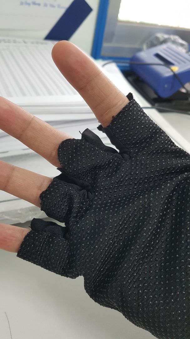 Quá chán Tiki rồi. Càng ngày Sp càng khác xa với miên tả. Găng tay giống tự may quá, phần ngón tay không khớp, ngón tay cái lại may bằng vải khác
Đặc biệt, không có sợi dây để tháo găng tay như trong miêu tả của SP.
Lần cuối cùng là đây, sau này có kiểu gì cũng không bao giờ mua hàng trên tiki nữa