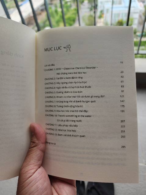 Một quyển sách rất hay, tác giả dẫn dắt mọi người như thể đó chỉ là những hoạt động hằng ngày, mà trong những hoạt động hằng ngày đó hóa học luôn hiện diện, phản ứng luôn xảy ra. 
 - Quyển sách này dành cho ai: Cho tất cả mọi người. Mỗi đối tượng đọc giả sẽ có những cảm thụ nông sâu về kiến thức của quyển sách này. Tuy nhiên ngay cả khi bạn không hiểu được 100% kiến thức hóa của quyển sách thì kiến thức được cung cấp cũng đủ làm bạn thấy wow. Còn đối với người thích hóa hoặc dân hóa thì đây lại là một quyển sách giúp ôn lại những kiến thức và lý giải nó thấu triệt hơn.