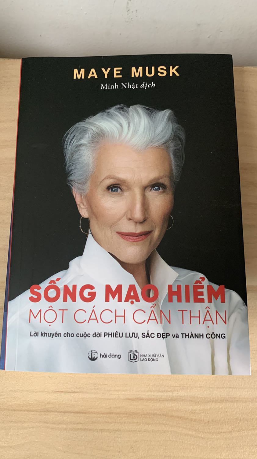 Mình mua sách bởi vì cô Maye là mẹ tỷ phú và lại quá đẹp. Đọc xong thì ngưỡng mộ cô ấy vì sự bản lĩnh, lạc quan và linh hoạt trong cuộc sống. Mình thấy hình ảnh bươn chải và nghị lực của một phụ nữ đơn thân đã vượt qua những thách thức trong cuộc sống của mình để nuôi dạy con thành tài. Và đặc biệt là Maye nhắc đến Elon Musk như là anh chàng Bob, Alane nào đó chứ kg phải 1 tỷ Phú số 1 thế giới. 
Từ ngữ nhẹ nhàng, cách viết hóm hỉnh vì Maye thích là phụ nữ hài hước hơn là một phụ nữ đẹp :). Mình tham gia Fanclub của cô Maye từ hôm nay.