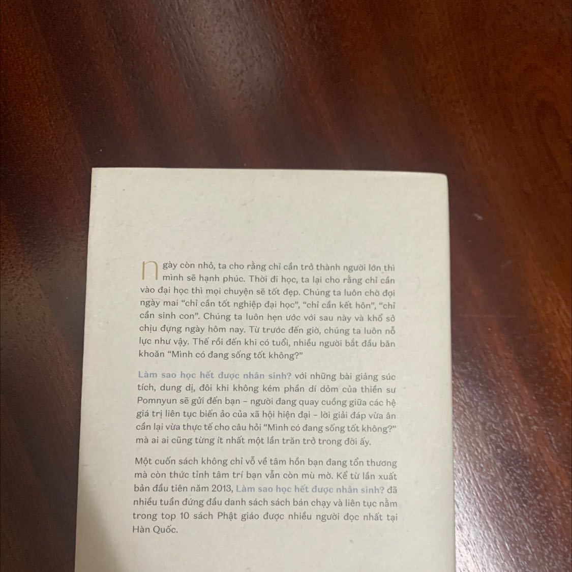 Sách đẹp gọn gàng, chất giấy dày in màu. Giọng văn rất từ tốn, nhẹ nhàng, lời văn cũng gần gũi dễ hiểu. Một cuốn sách để hiểu thêm về an yên, mình thấy rất hay