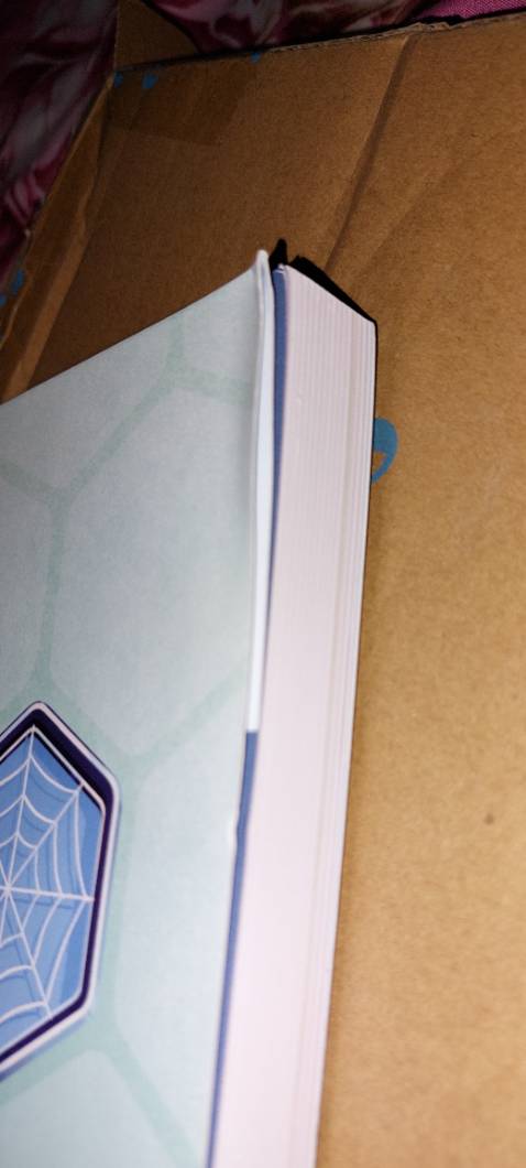 Sách tốt. Nhưng tôi k hài lòng về đóng gói. Chỉ có đựng trong hộp như thế này có shield hay tấm lót j hết. Làm bìa sách bị cong. Shop nên lưu ý để phòng trường hợp shipper vô tình làm ướt mưa sẽ k ảnh hưởng đến chất lượng sp.