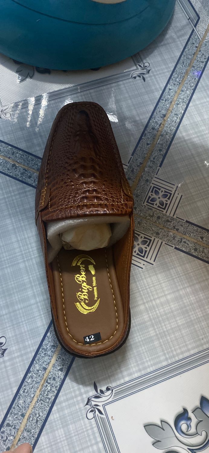 Mua dép nữ mà sao shop giao giày nam??? Để nghị shop liên hệ đổi hàng..