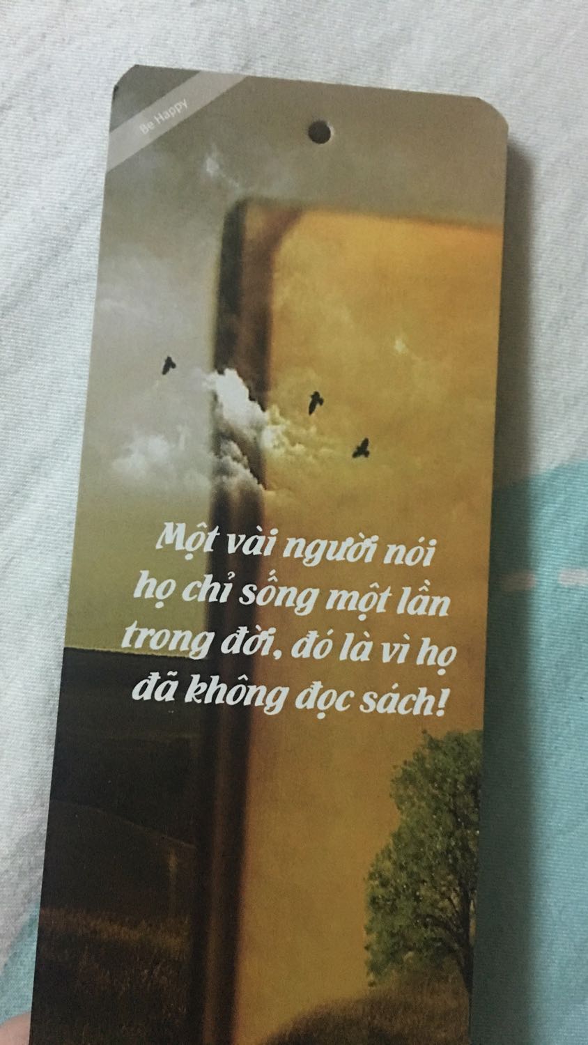 Thích những câu văn trên bookmark nên mua , bìa bookmark bình thường không cứng quá mà cũng không mềm , ba mươi mấy ngàn mua ly trà sữa uống cũng hết nên mua 10 bookmark cũng đáng tiền . 
Mua hàng tiki nhiều quá chắc mấy anh ship nhớ nhà nhớ bản mặt em luôn . 
Nên mua .