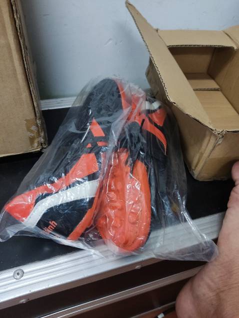 Thương hiệu tuổi thơ 👍
Tầm giá này thì quá ok nhưng hơi buồn tý là giao ko đúng màu (Tui đặt màu trắng á) với lại bàn chân tui bè đi nó hay bị lật ra mép ngoài chắc ...
Ae có mua thì đặt lớn hơn 1 size sẽ ok hơn