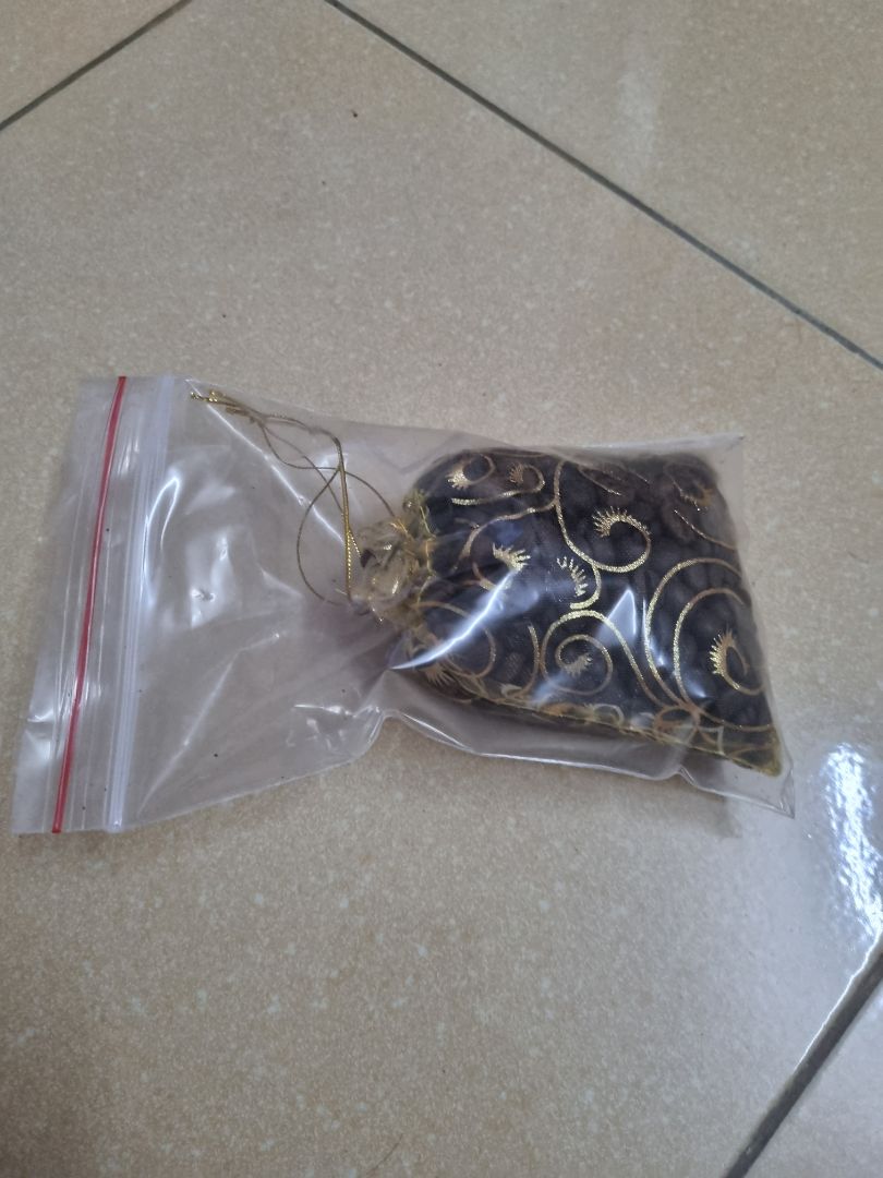 lúc mở hộp ra thì có mùi thơm cafe xộc lên mũi. Tuy nhiên để khoảng 30 phút thì nhạt dần mùi cf. sau 1, 2 ngày thì rất ít mùi, gần như ko có. Không giống cf nguyên chất. mặc dù giá rẻ nhưng thất vọng vì chất lượng. Hơi phí tiền.