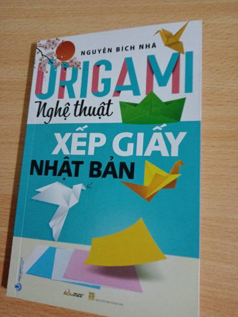 Bìa dập chữ nổi, cứng cáp rất đẹp. Hình vẽ có màu, dễ hiểu, có tặng kèm thẻ đánh dấu 👌