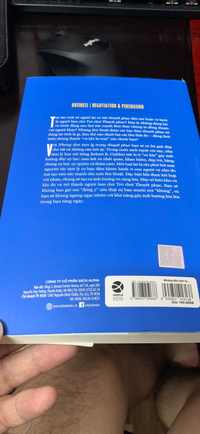 Sách giả, chữ thì mờ, giấy thì đục, khổ thì sai, bán hàng mất dậy thật, tin tiki nó bán đồ chính hãng mới dám mua, giờ cạnh *** đến già
