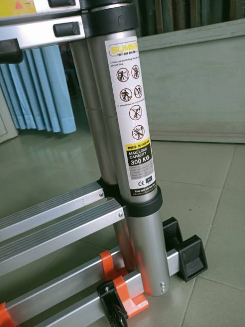 Thang nhôm khá chắc chắn, trọng lượng 80kg leo thang thoải mái không rung lắc, hàng giao đầy đủ phụ kiện, lắp ráp chân thang dễ dàng do có hướng dẫn sử dụng.