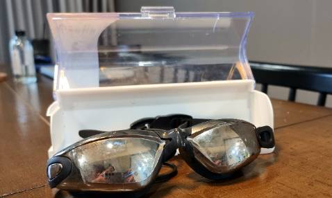 Kính đeo êm, thoải mái, ngăn nước vào tai tốt. Mẫu mã ổn, có vẻ bền