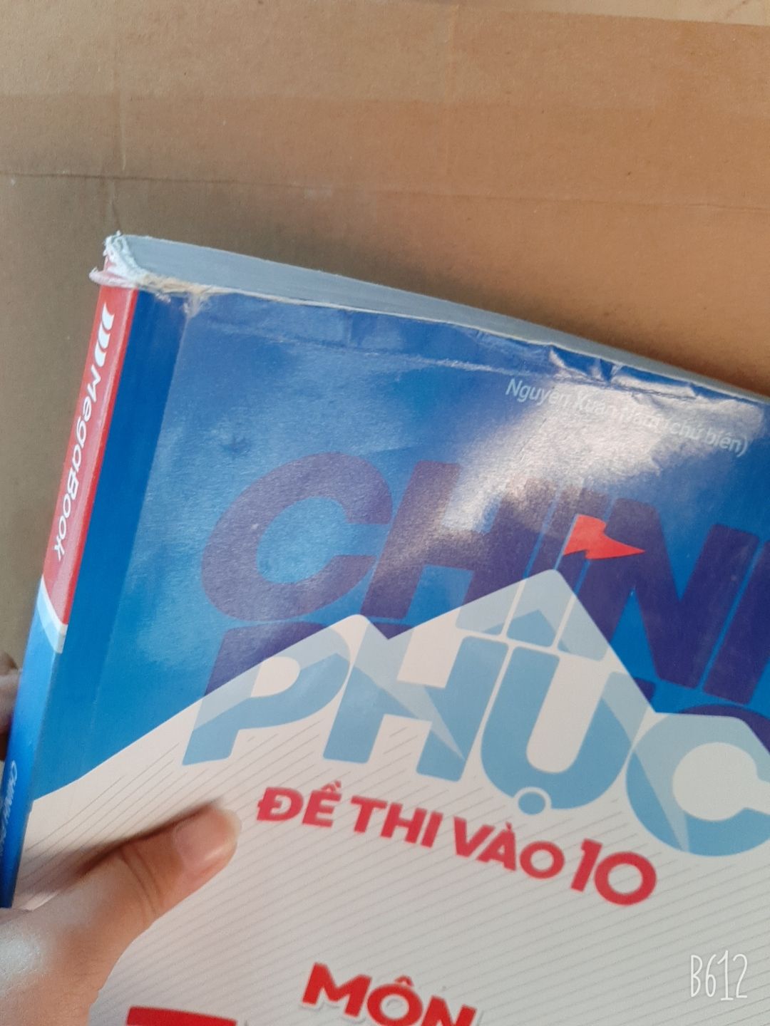 sản phẩm bên ngoài bám bụi và bị trầy xước , nhăn góc cạnh của cuốn sách mặt trước lẫn mặt sau  , nội dung hay , hướng dẫn cụ thể từng phần rất đáng giá nhưng mà giao hàng không cần thẩn , nhìn cuốn sách mà xót .