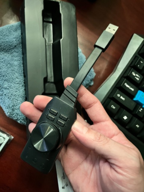 Nhìn mỏng manh, mình ko có headphone nên không biết như nào! Nhưng cắm jack loa vào thì nghe âm thanh bị loãng, nhỏ đi nhiều dù đã chỉnh mấy nút có trên sản phẩm Nhìn mỏng manh, mình ko có headphone nên không biết như nào! Nhưng cắm jack loa vào thì nghe âm thanh bị loãng, nhỏ đi nhiều dù đã chỉnh mấy nút có trên sản phẩm