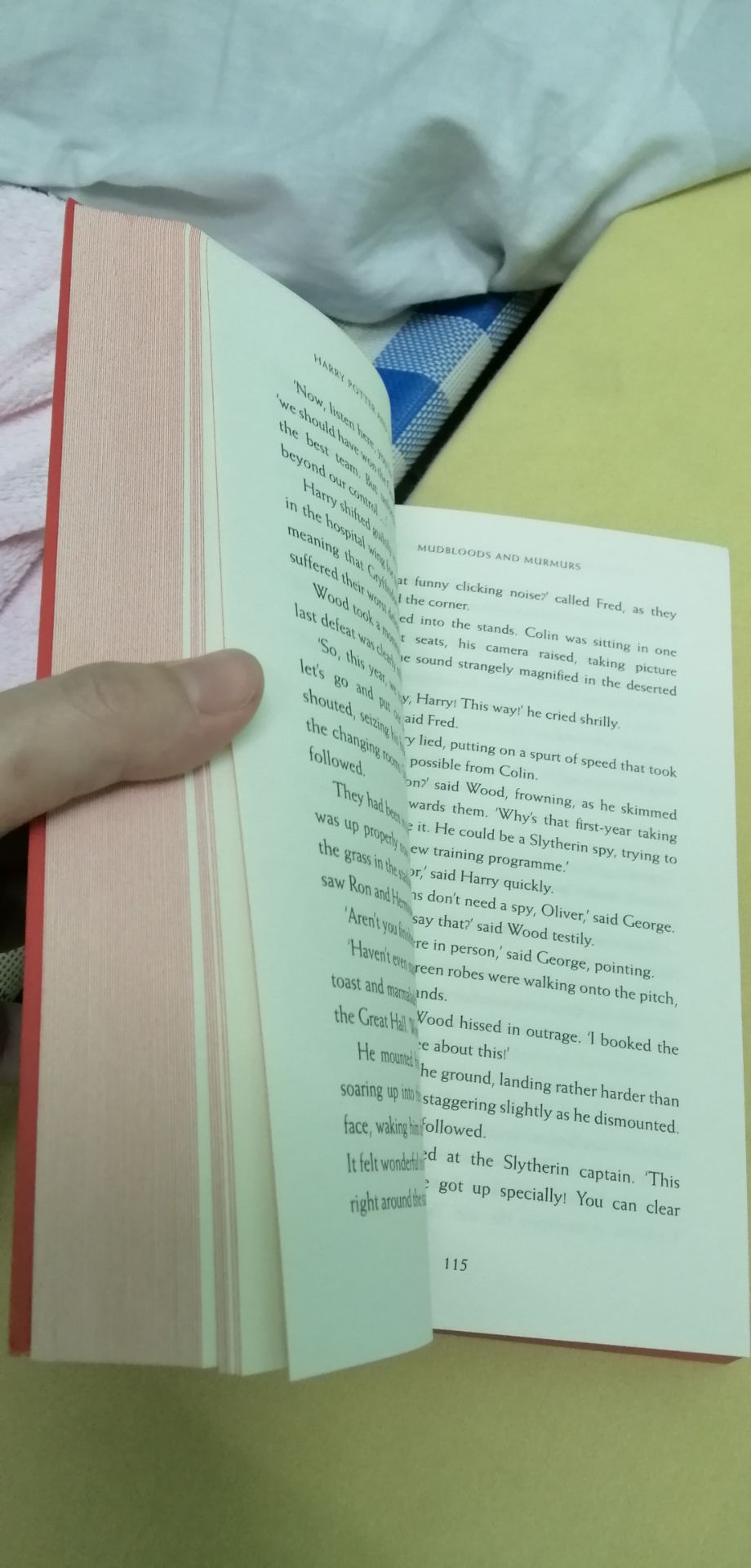 Sách trong tình trạng mới, sạch sẽ chứ ko bụi, mới tinh từng trang, ko nhăn dù chỉ 1 trang, vốn dĩ ko định mua vì đã có 1 cuốn tập 2 bản illustrated r, mà liếc thấy sale mạnh tới 50% nên vợt luôn em nó