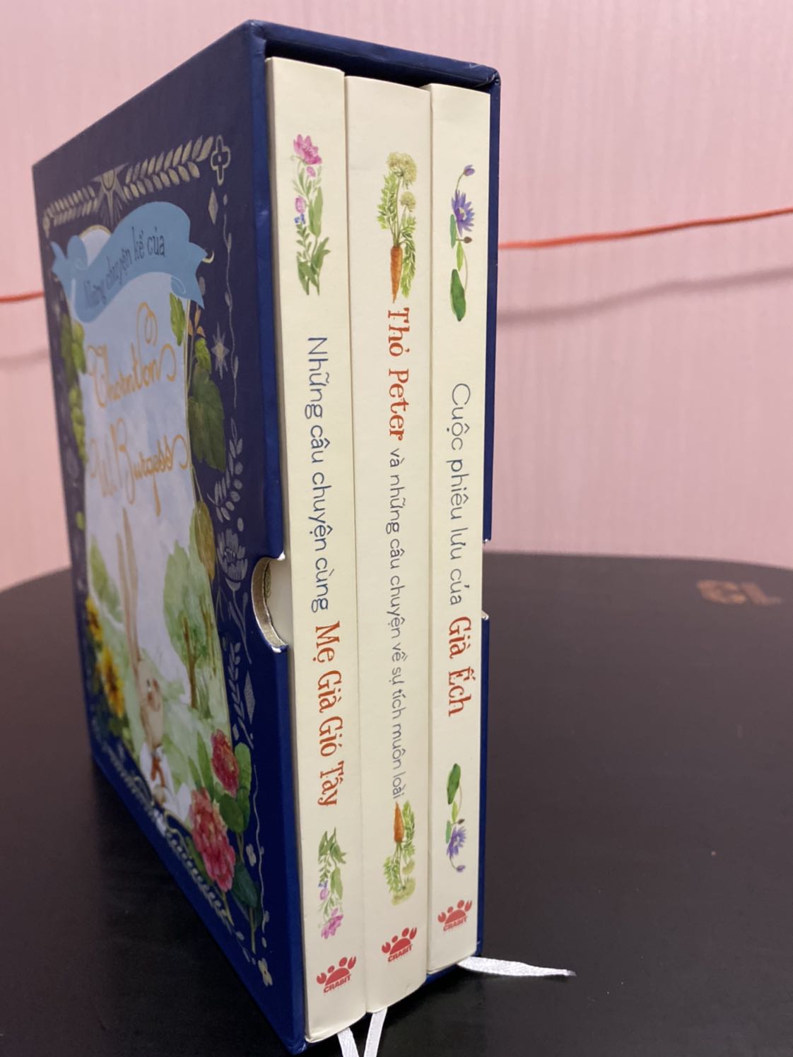 Bộ sách được đóng gói rất đẹp, hộp cứng dễ cất giữ. Mỗi quyển sách đều là bìa cứng, các trang sách in rất đẹp, font chữ rất đẹp. Nội dung hay.
Rất đáng tiền nha
