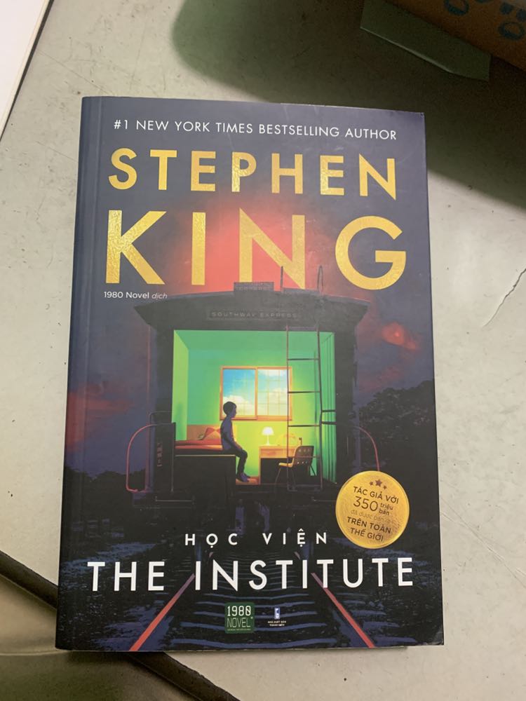 Cuốn đầu tiên của bác Stephen King mà mình đọc. Phải nói là nd của nó vô cùng xuất sắc. Một thế giới fantasy đc tạo ra hoàn toàn bằng trí tưởng tượng. Tiểu thuyết kinh dị kịch tính, ám ảnh nhưng vẫn đậm tính nhân văn. 
Mình mua giá 130k hội sách cuối năm mn có thể tham khảo