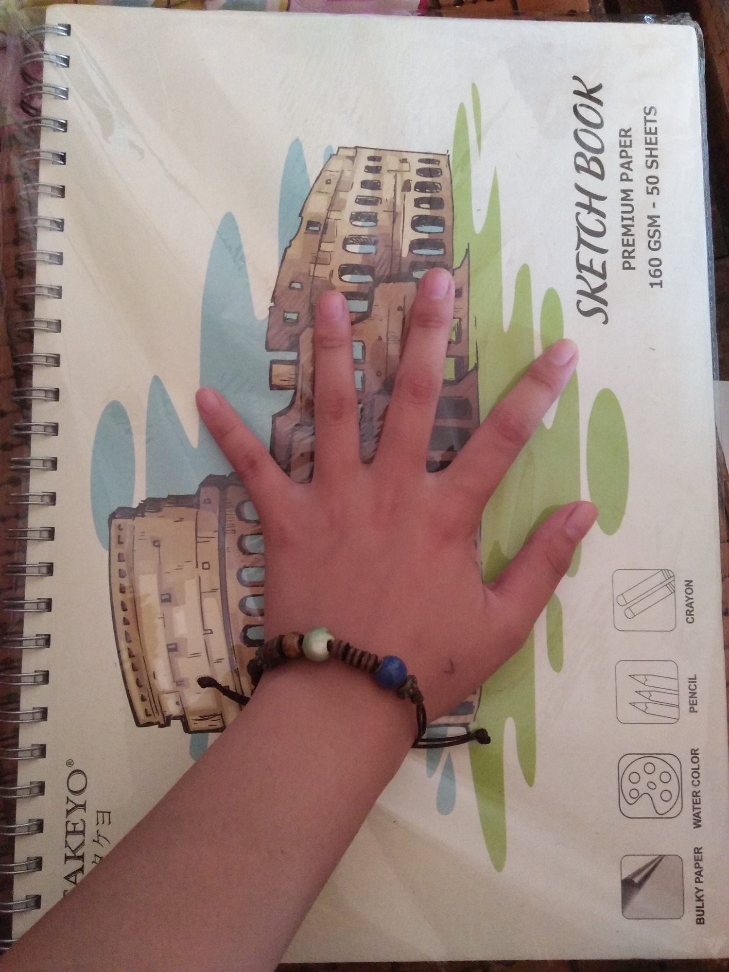 Minh nghĩ nó khá to và dày,  mk thích mẫu trong hình hơn nhưng vì là giao ngẫu nhiên nên đành chịu.  Mình nghĩ giấy khá tốt,  nhưng con vẻ hơi mỏng nên chắc ko hợp và màu Nước lắm,  còn các màu khác thì OK.  Nói chung là đẹp,  bạn cứ mua khắc biết.....